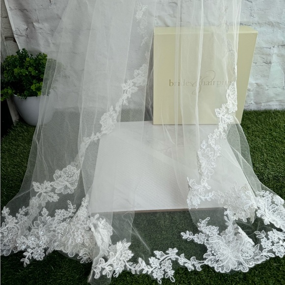 BRIDES AND HAIRPINS
Floral Lace Tulle Fingertip Veil Ivory Retail $235 NIB - Picture 6 of 15